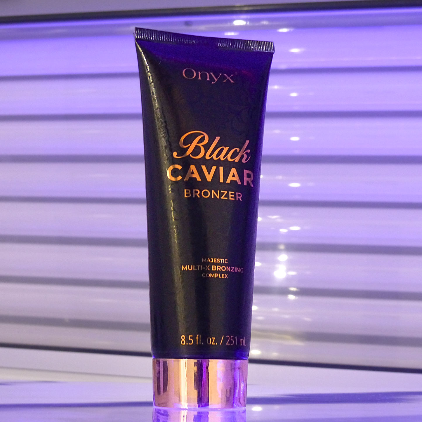 Zbliżenie tubki Onyx Black Caviar Bronzer w solarium; intensywny bronzer do opalania w solarium o głębokim działaniu brązującym