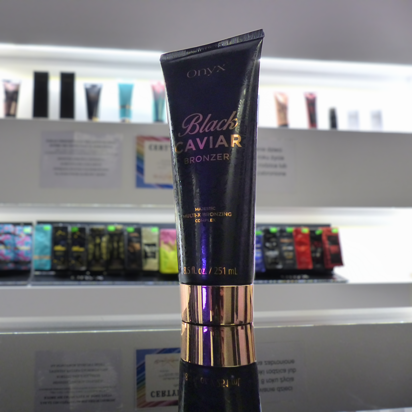 Onyx Black Caviar Bronzer na półce w salonie kosmetycznym; profesjonalny bronzer do opalania w solarium z kompleksem Multi-X Bronzing