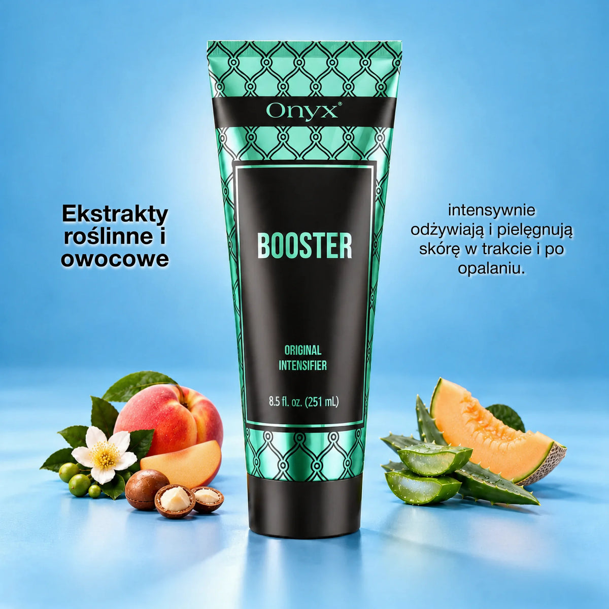 Onyx Booster otoczony brzoskwinią, melonem, aloesem i innymi składnikami roślinnymi. Grafika podkreśla pielęgnacyjny charakter formuły podczas i po opalaniu.