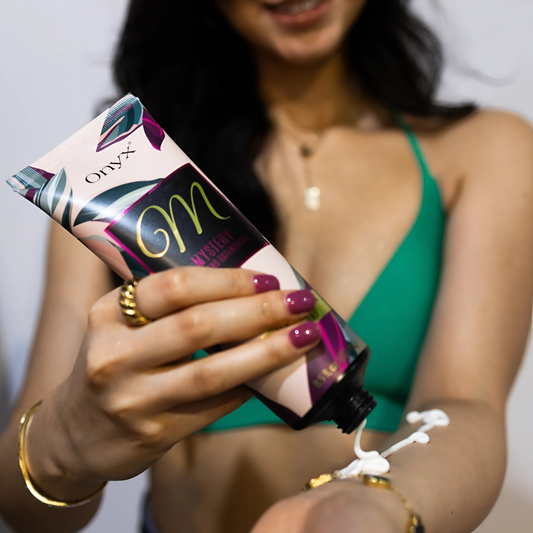 Kobieta nakłada Onyx Mystery na skórę. Przyspieszacz do opalania w solarium zapewnia intensywny, naturalny efekt opalenizny.