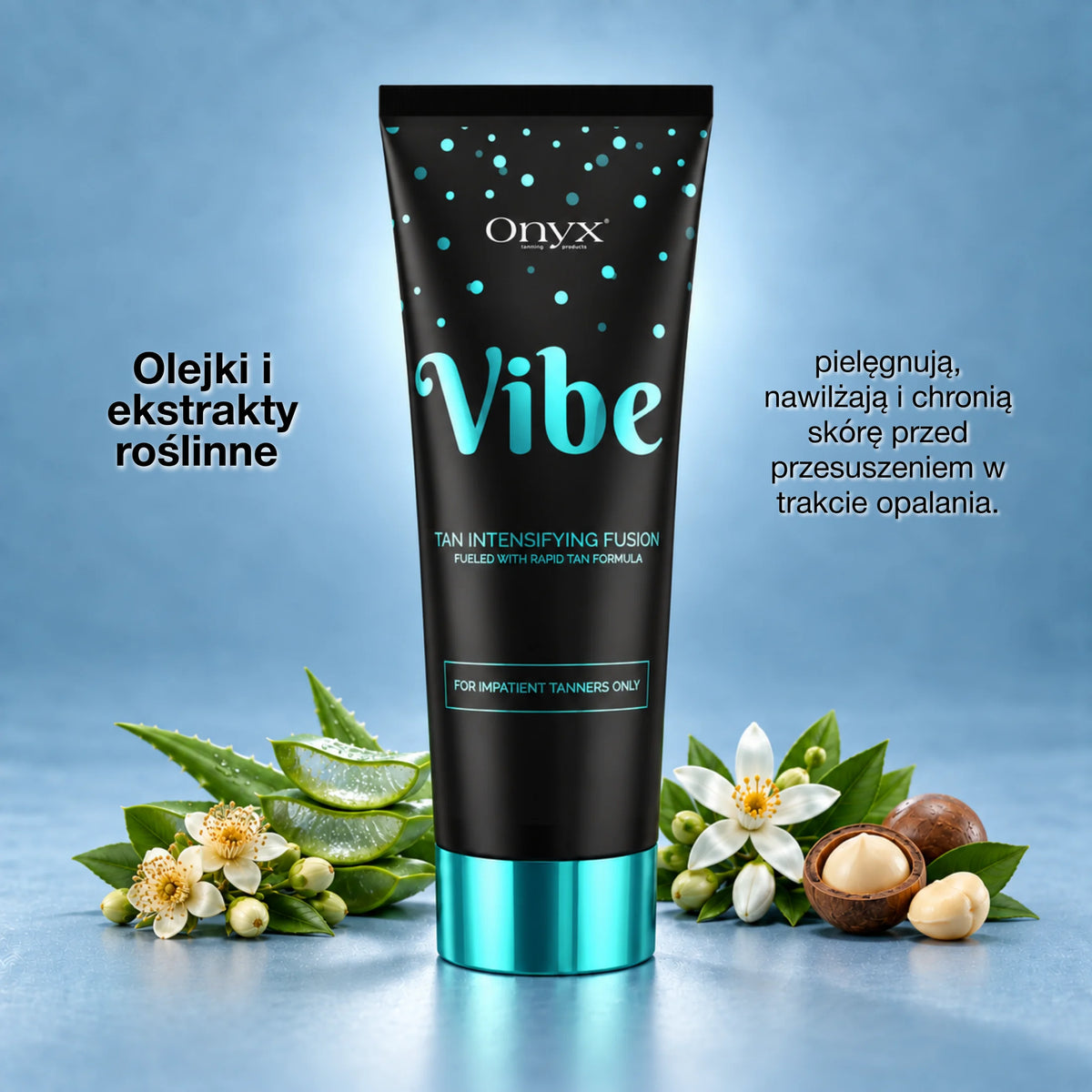 Onyx Vibe otoczony aloesem, owocami i składnikami roślinnymi na niebieskim tle. Grafika przedstawia pielęgnacyjny charakter formuły podczas opalania.