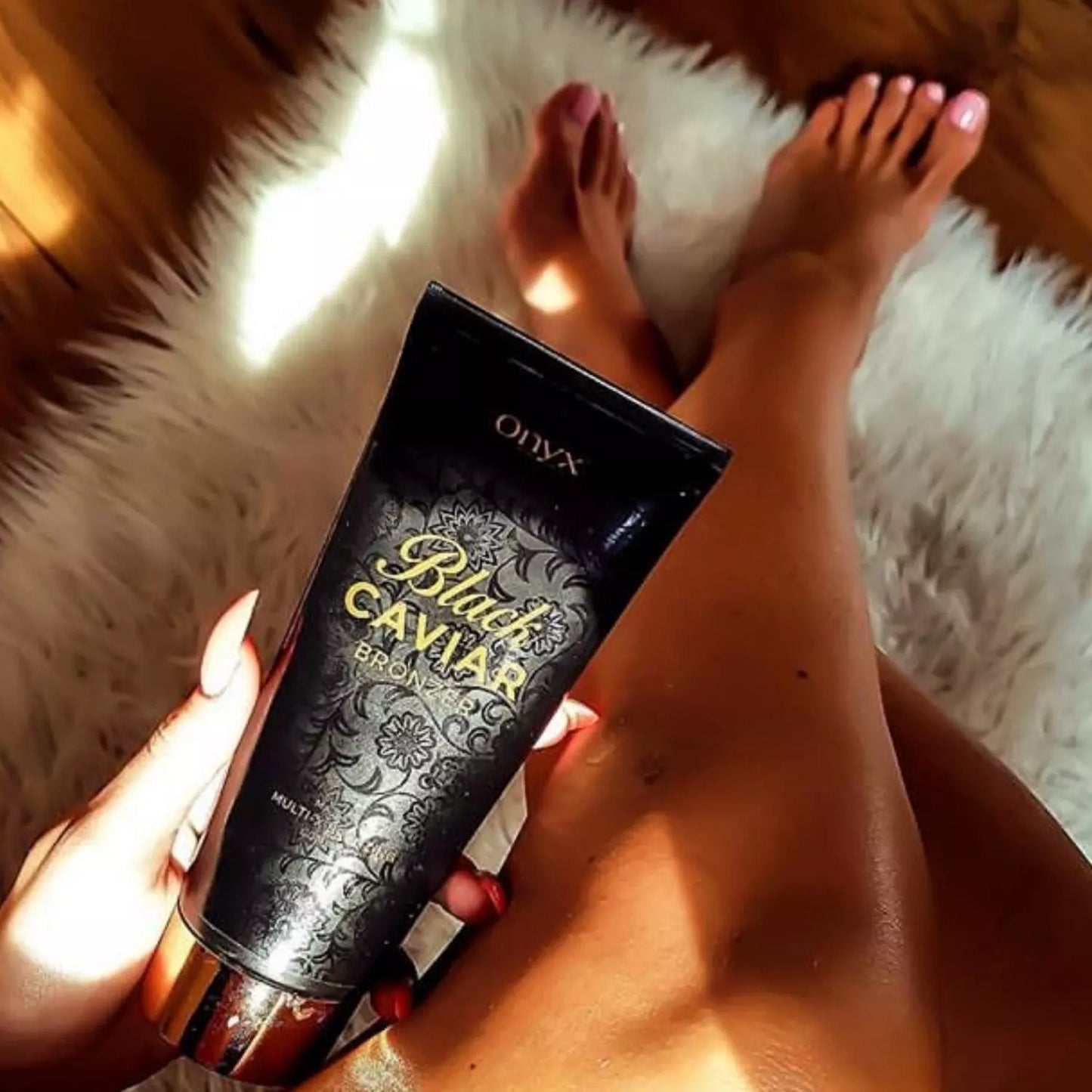 Opalone nogi z Onyx Black Caviar Bronzer na tle jasnego dywanu; bronzer do opalania podkreślający i utrwalający głęboki kolor skóry