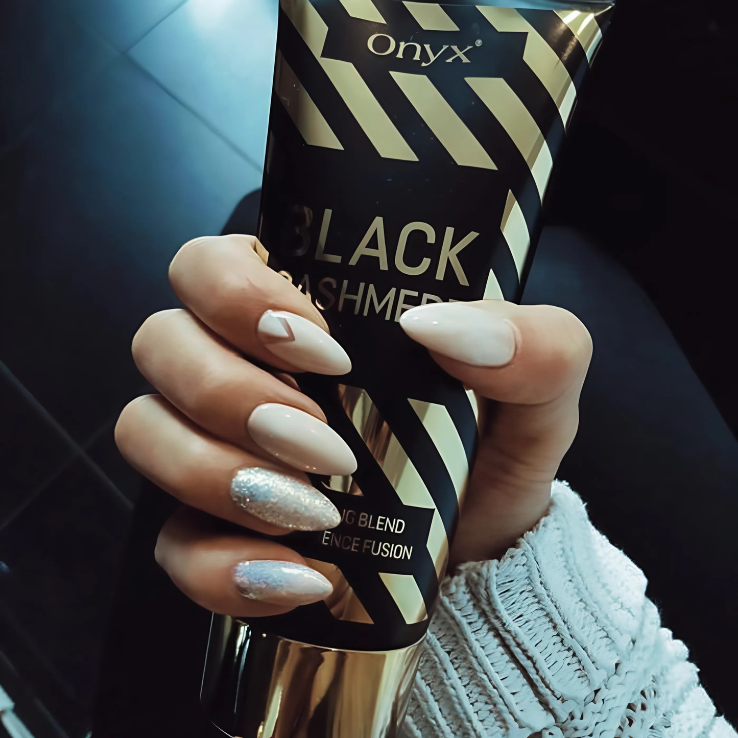 Zbliżenie na tubkę Onyx Black Cashmere – krem bronzujący do opalania o aksamitnej konsystencji, który podkreśla kolor skóry.