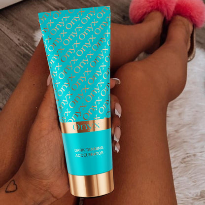 Opalone nogi i Onyx Dark Tanning Accelerator; efekt szybkiego, naturalnego brązowienia po przyspieszaczu opalania bez bronzera