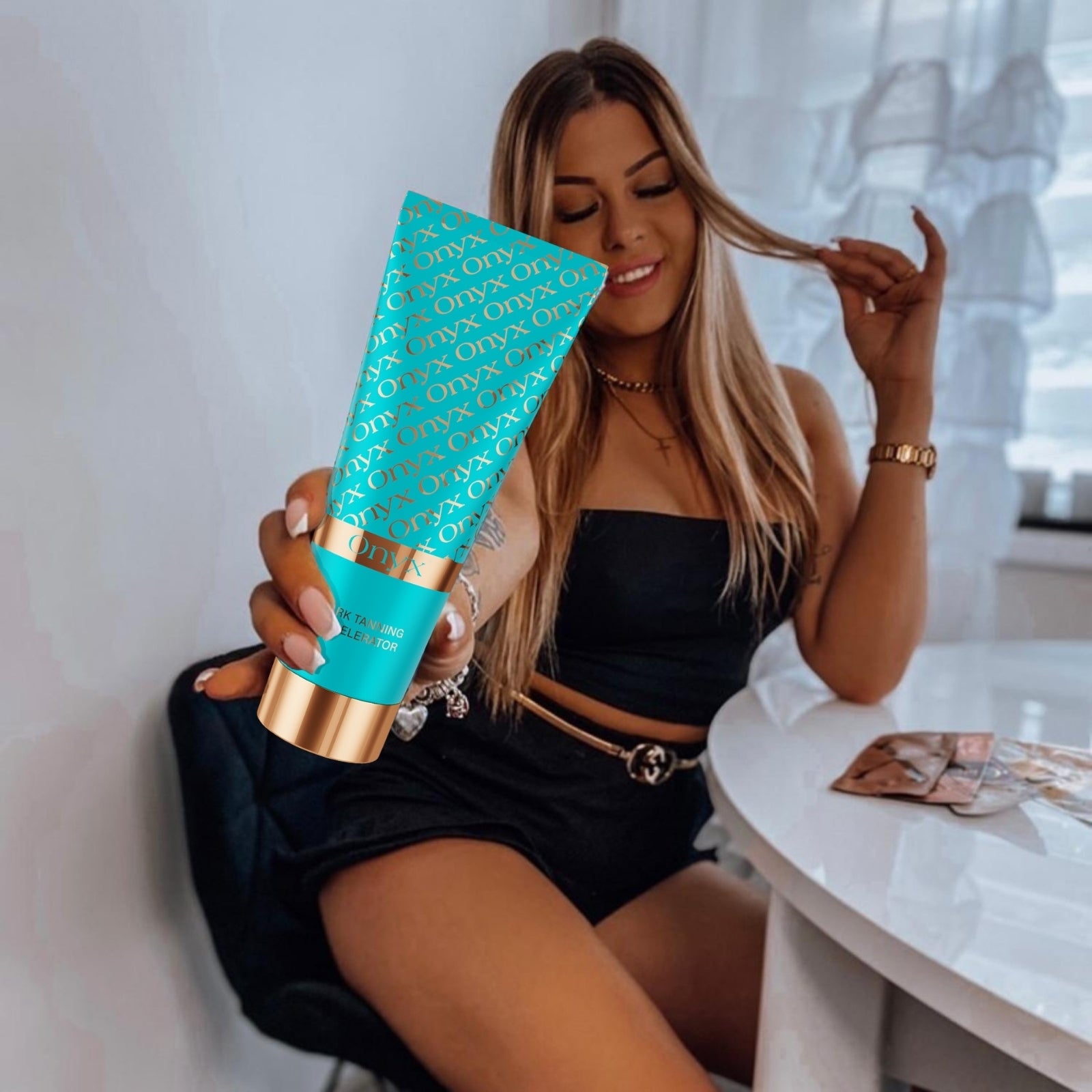 Kobieta trzyma Onyx Dark Tanning Accelerator w domu; przyspieszacz opalania do solarium i na słońce, nawilżająca, szybko wchłaniająca się formuła