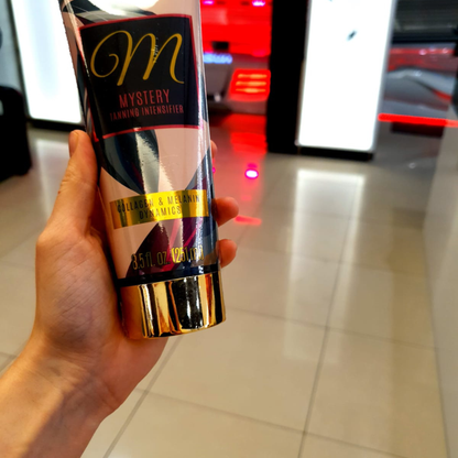 Onyx Mystery trzymany w dłoni w solarium. Przyspieszacz do opalania w kremie z kolagenem dla zdrowego wyglądu skóry.