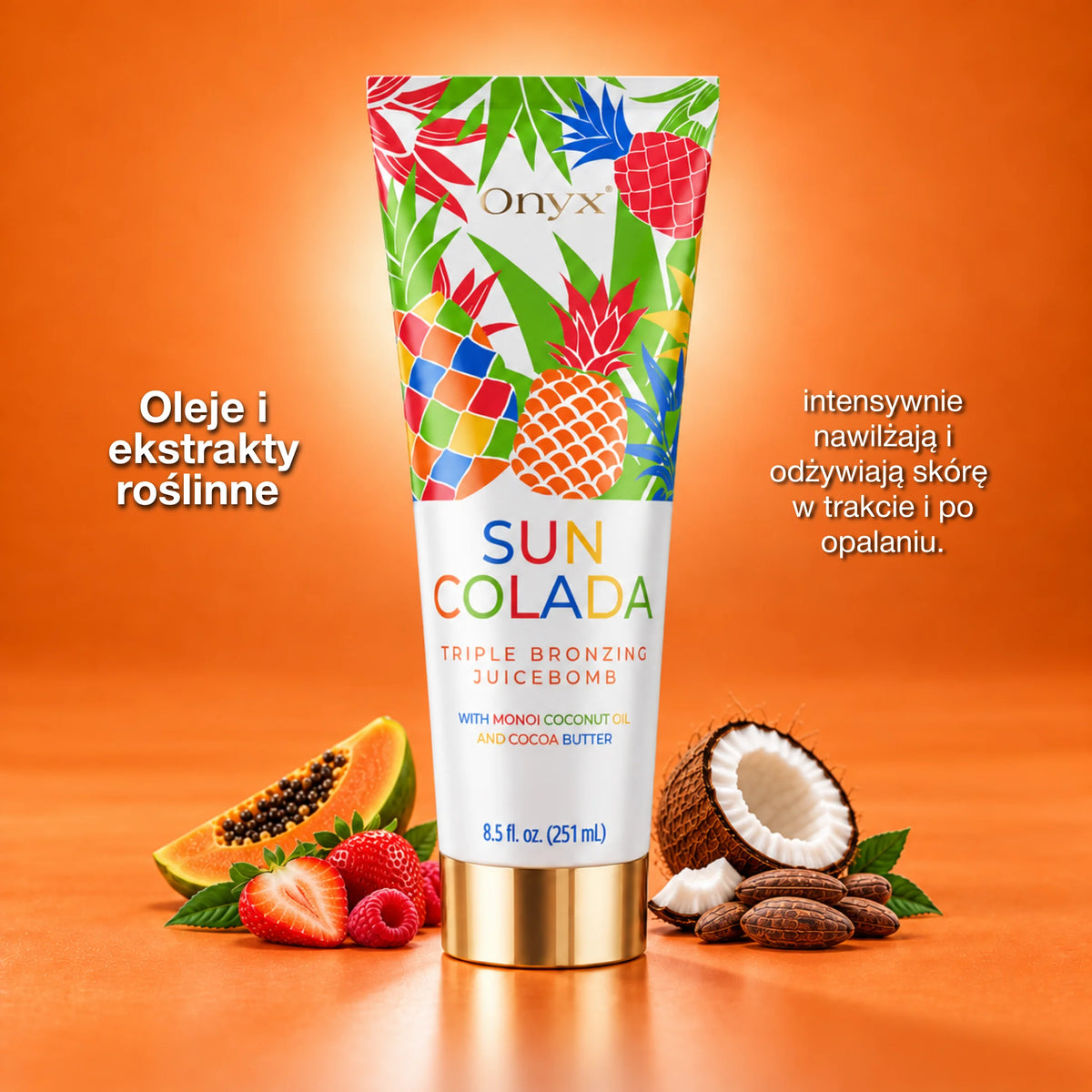 Onyx Sun Colada otoczony owocami, kokosem i składnikami roślinnymi na pomarańczowym tle. Grafika prezentuje pielęgnacyjny charakter formuły podczas i po opalaniu.