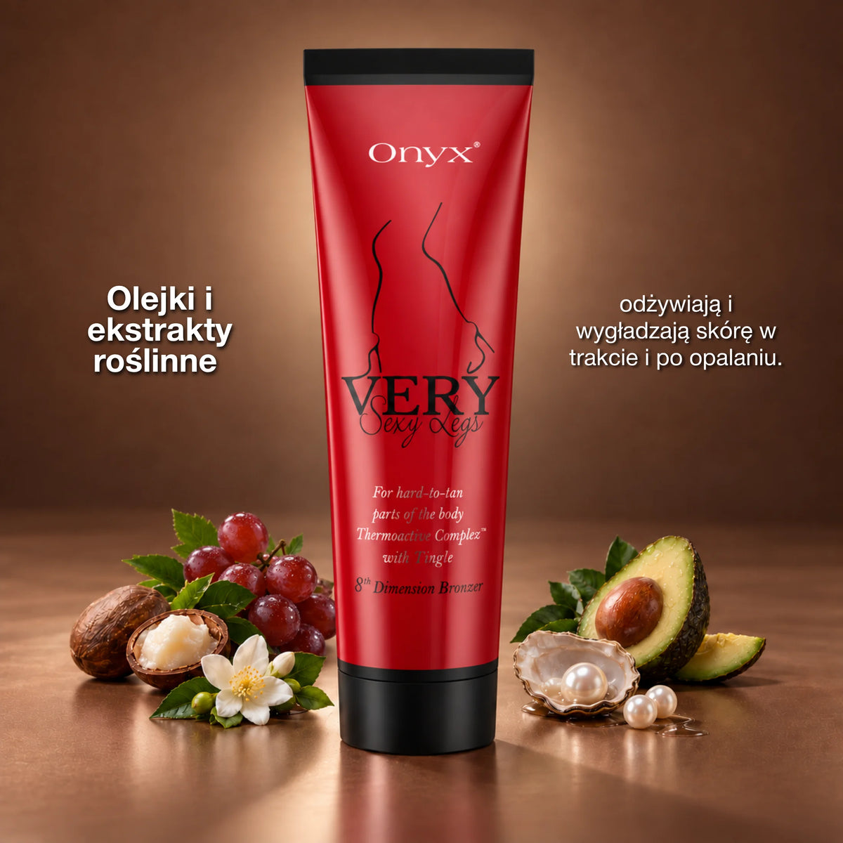 Onyx Very Sexy Legs otoczony składnikami roślinnymi na ciepłym brązowym tle. Grafika podkreśla pielęgnacyjny element formuły podczas i po opalaniu.