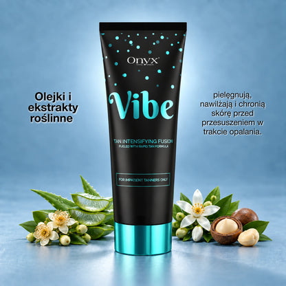 Onyx Vibe otoczony aloesem, owocami i składnikami roślinnymi na niebieskim tle. Grafika przedstawia pielęgnacyjny charakter formuły podczas opalania.